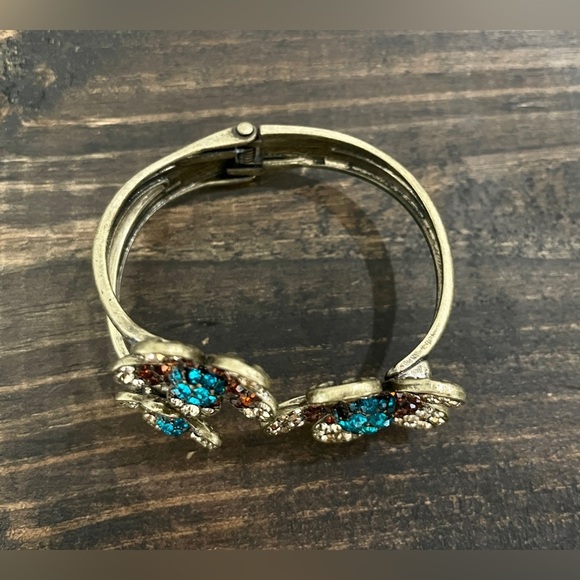 Three flower designs with gems bronze bracelet. - Picture 4 of 4